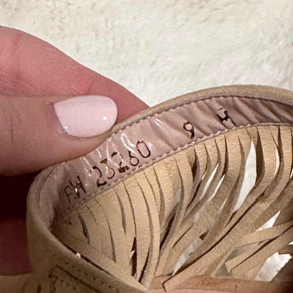 Stuart Weitzman fringe heals - Picture 2 of 4